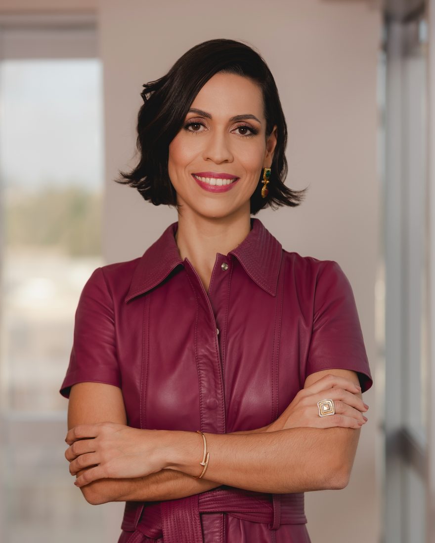 Dra. Cinara Costa, ginecologista em Salvador, no consultório