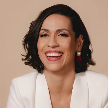 Dra. Cinara Costa sorrindo